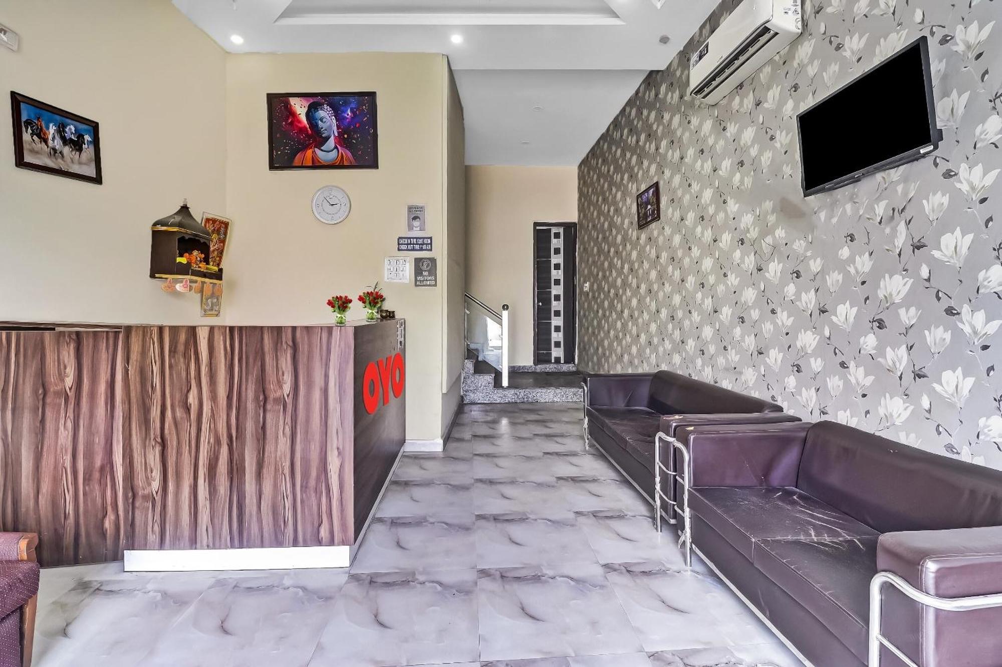 Hotel O Prince Home Stay Near Ambience Mall Nueva Delhi Exterior foto