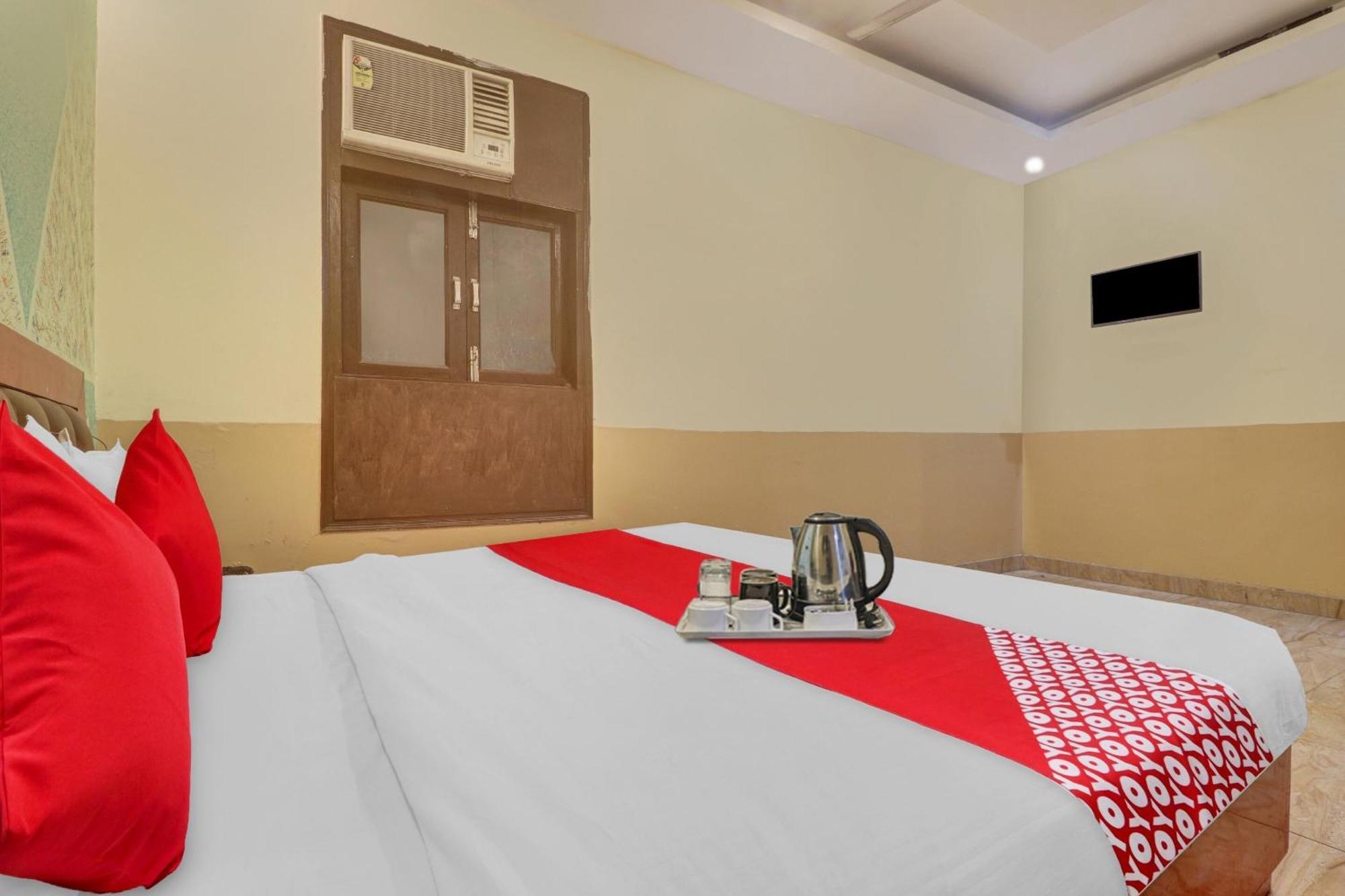 Hotel O Prince Home Stay Near Ambience Mall Nueva Delhi Exterior foto