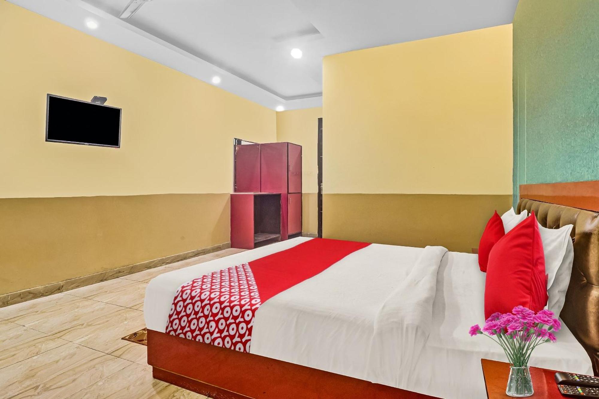 Hotel O Prince Home Stay Near Ambience Mall Nueva Delhi Exterior foto