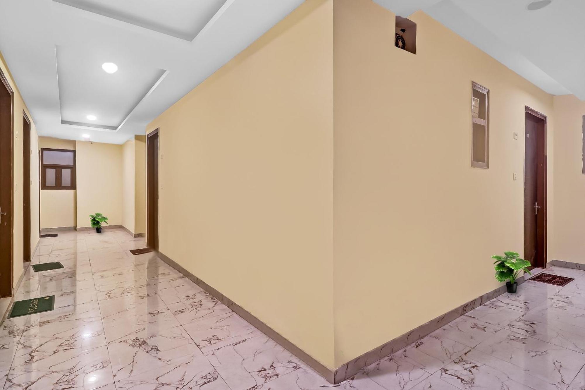 Hotel O Prince Home Stay Near Ambience Mall Nueva Delhi Exterior foto