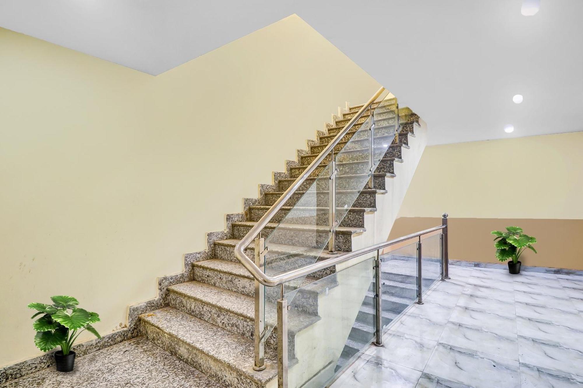 Hotel O Prince Home Stay Near Ambience Mall Nueva Delhi Exterior foto